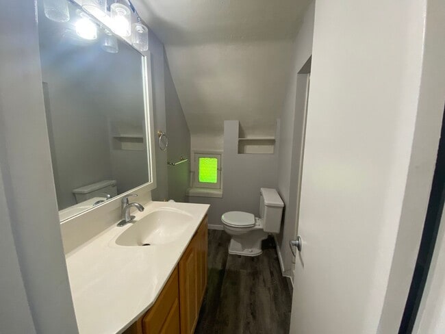 Building Photo - 1 Bed / 1 Bath Upstairs Unit with Private Balcony – Riverside Gardens