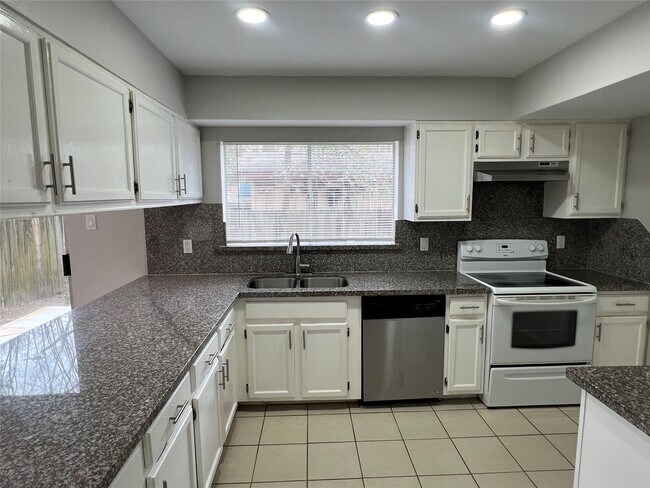 Building Photo - 65 Yewleaf Rd