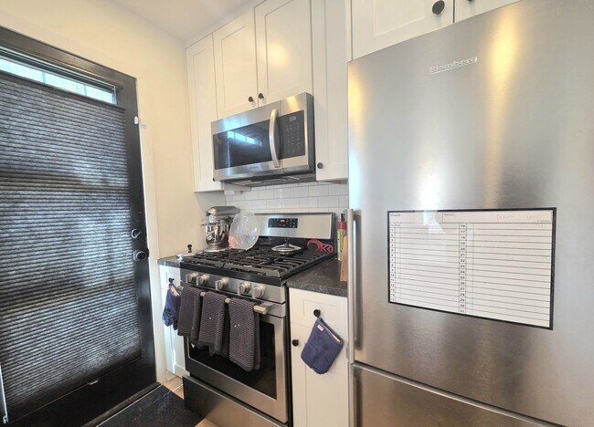 Building Photo - 609 Farragut Pl NE