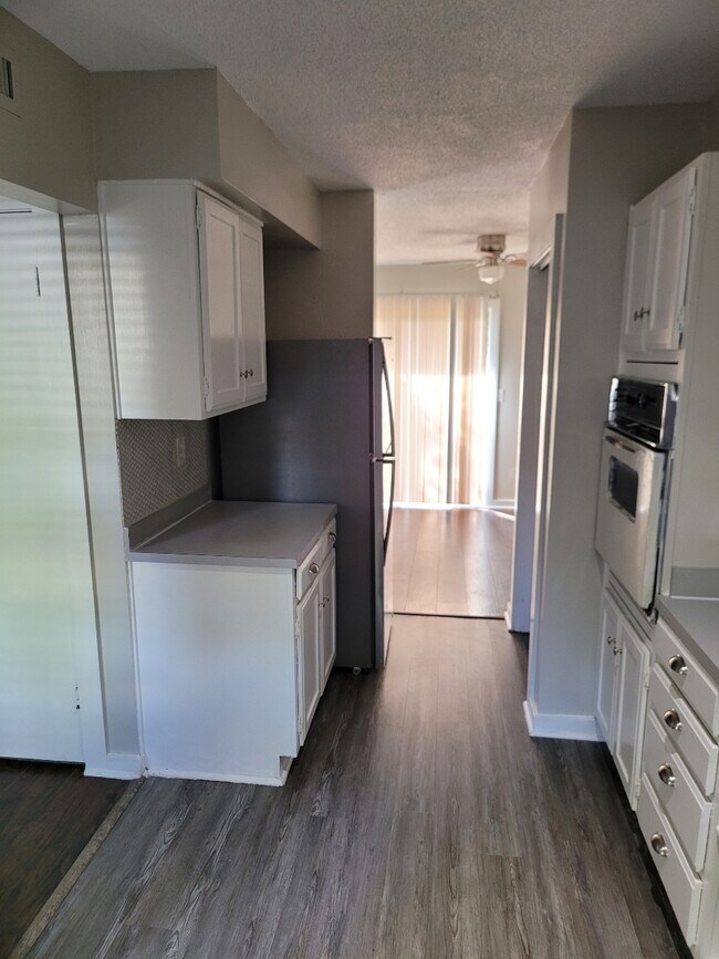 Building Photo - 361 Hickory Hill Dr