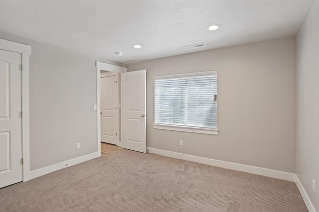 Building Photo - 2289 E 430 S