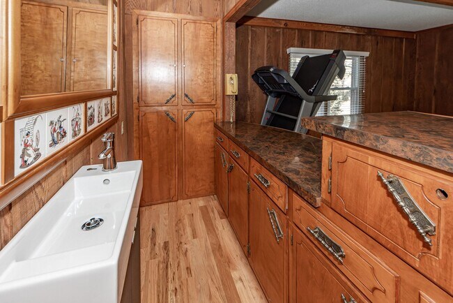 Building Photo - 4 Bedroom 2.5 Bath House in Montclair - We...