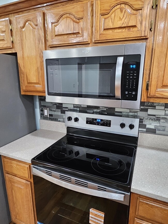 Building Photo - 208 E Bend Ct