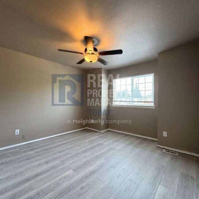Building Photo - 4 Bedroom Home With A Huge Yard!