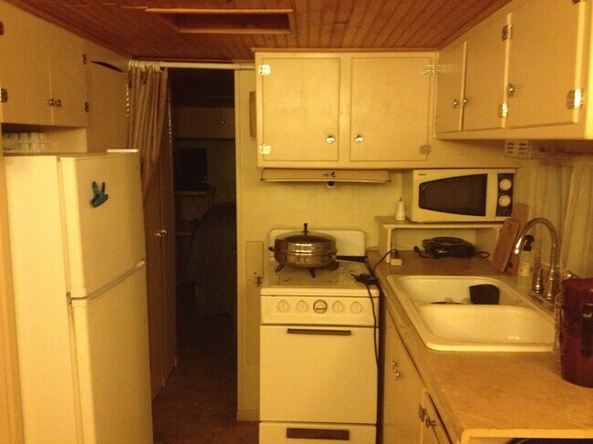 kitchen - 21900 Penny Ln