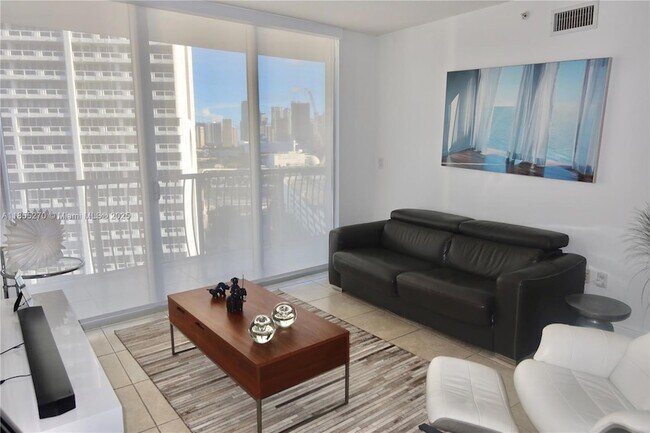 Building Photo - 1750 N Bayshore Dr