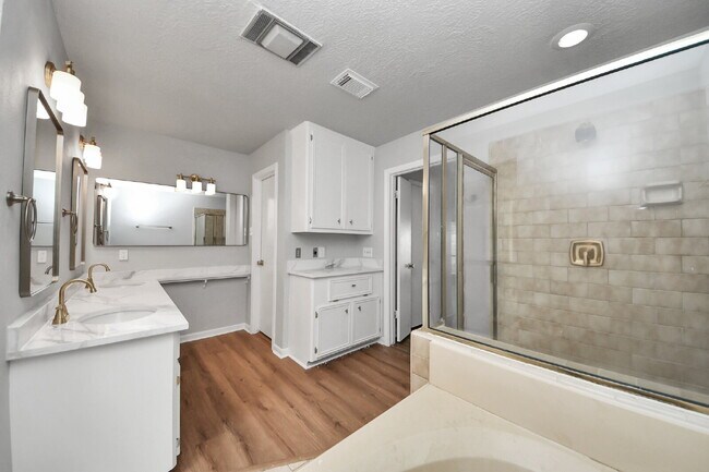 Building Photo - Freshly Remodeled Sugar Land Home with a Garden That Came Ready to Show Off