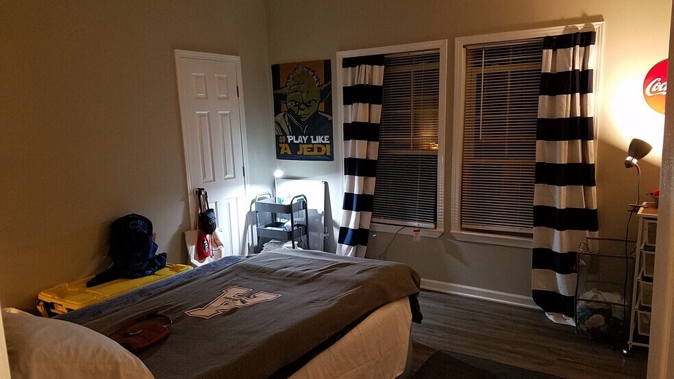 Downstairs bedroom - 221 Long St