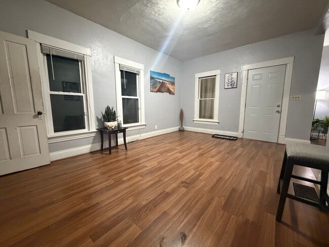 Building Photo - 2 bed, 1 bath home for rent in West Waterloo