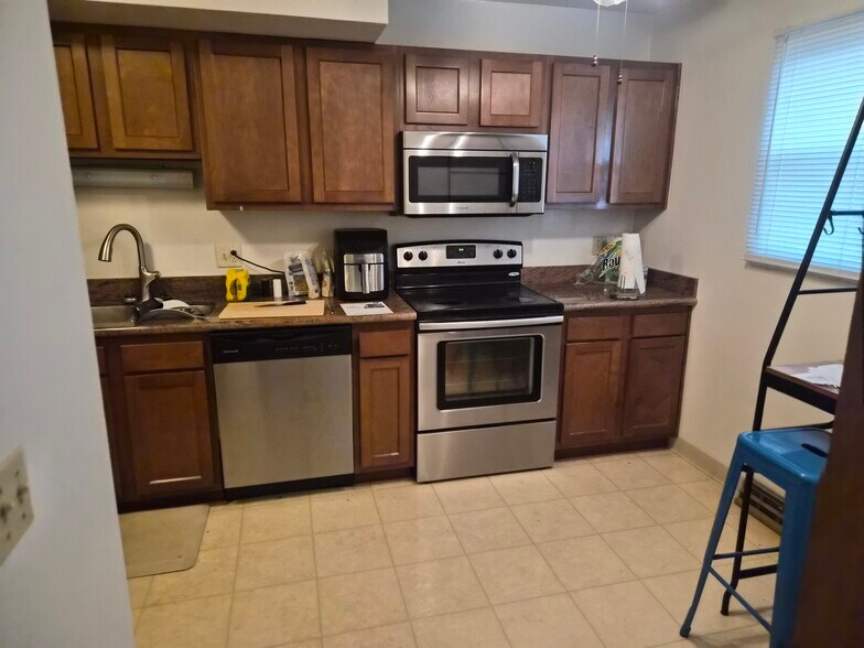 Kitchen - 1271 Hunter Ave