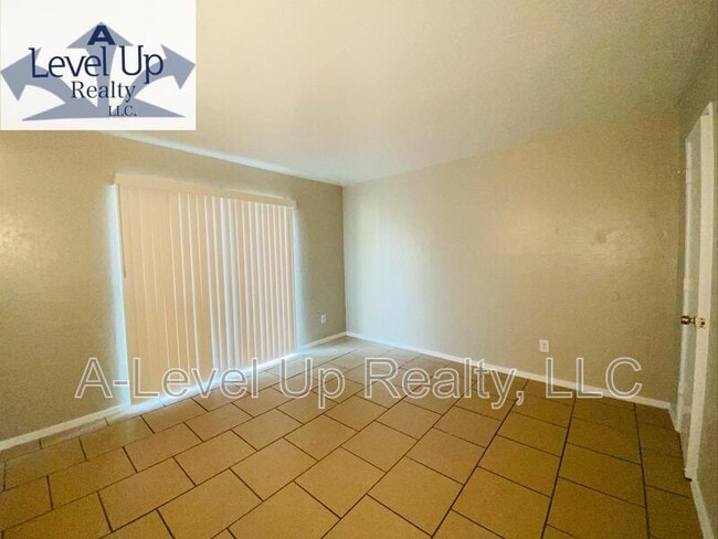 Building Photo - 1850 N 5th Ave