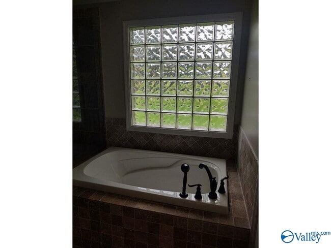 Building Photo - 3102 Connomara Ct SE