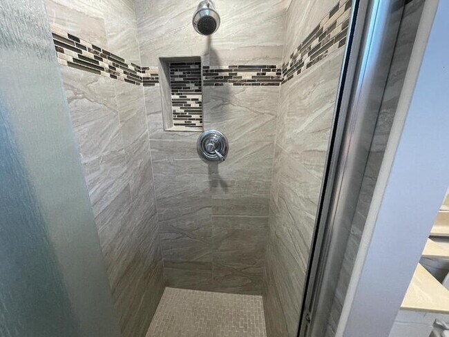 Building Photo - Hokulani Apts 1/1/1 pool, laundry