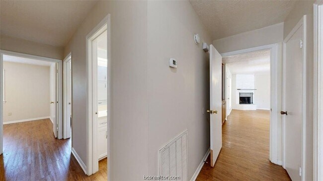 Building Photo - 2812 Adrienne Dr