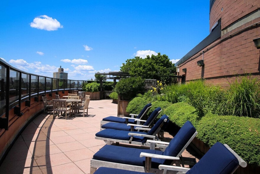 Building Photo - 179 E 94th St