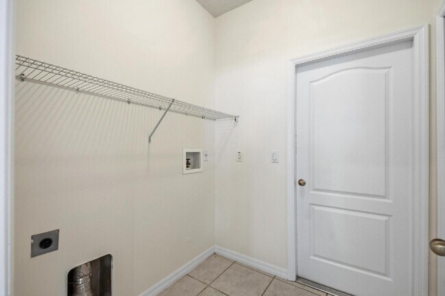 Building Photo - Close to Town Center and Shopping