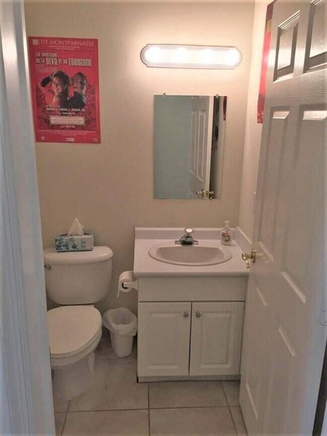 Building Photo - 619 NE 7th Ave