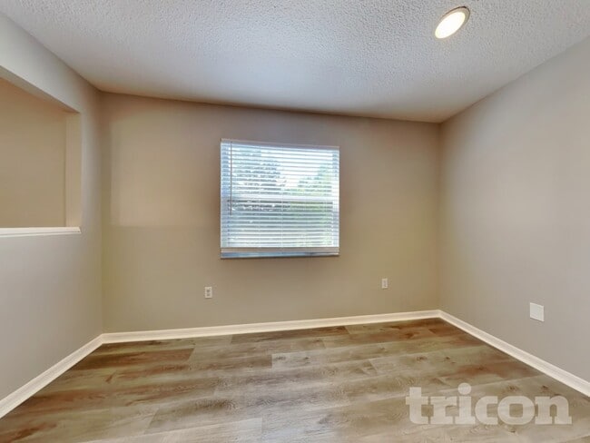 Building Photo - 528 Little Lake Ct