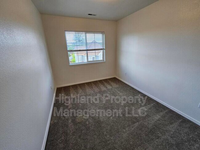 Building Photo - 316 NE Whitman St