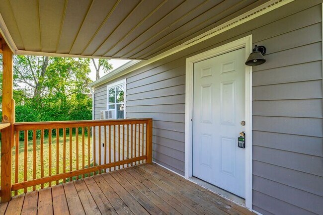 Building Photo - 1812 E 13th St