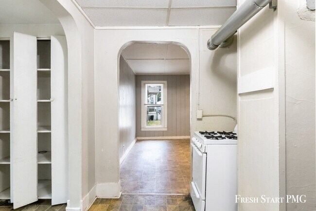 Building Photo - Comfortable Ground-Floor Living with Moder...