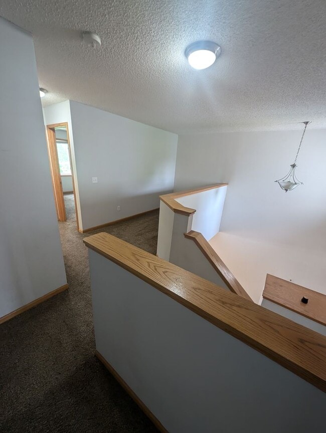 Building Photo - Updated 3BR Townhome in Eagan – Close to S...