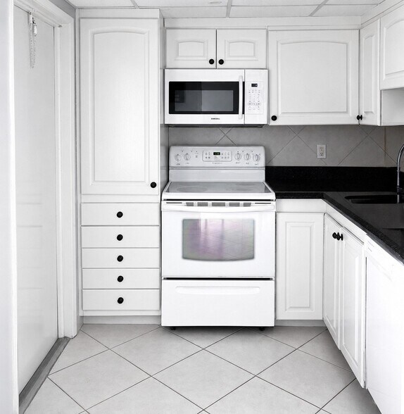 Building Photo - 2850 N Palm Aire Dr