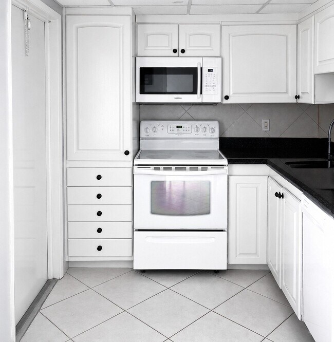 Building Photo - 2850 N Palm Aire Dr