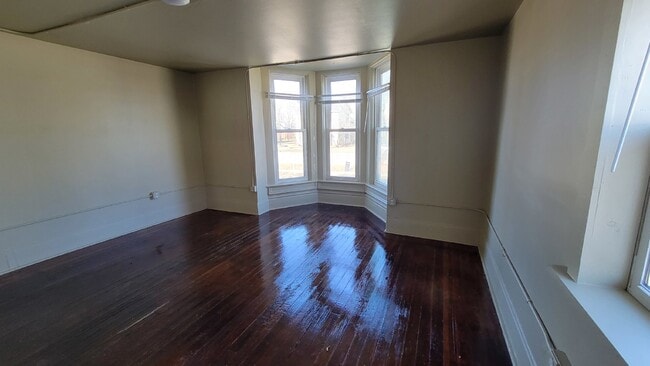 Building Photo - 3 bed 1.5 bath duplex Close to UWEC!