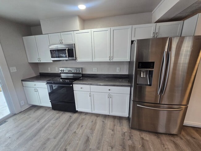 Building Photo - VIDEOTOUR: Gorgeous Victorian 4-bedroom home with Huge Garage! PETS WELCOME