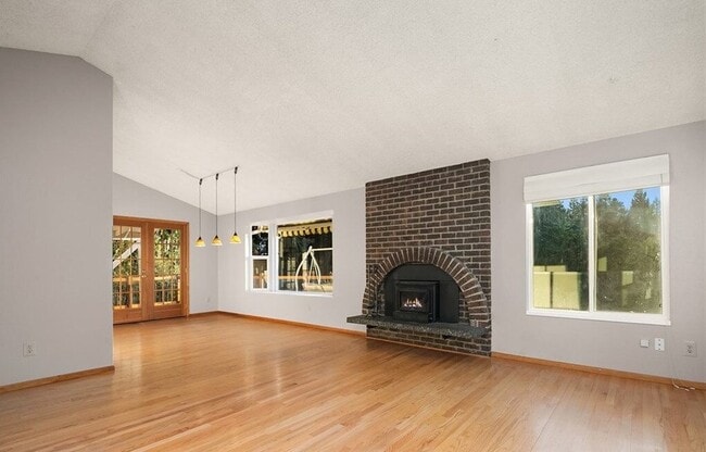Building Photo - 4 Bed, 2.5 Bath Conveniently-located Single-family House Available for Rent!