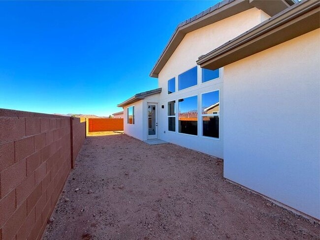 Building Photo - New 3 bed, 2.5 bath with 2 car garage home