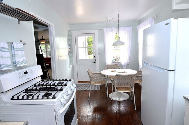 Building Photo - Exquisite Vacation unit in the Heart of Co...