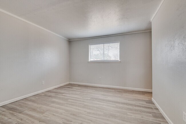 Building Photo - Beautifully Updated, Modern Finishes!