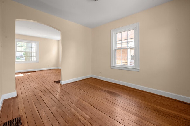 Building Photo - 494 Bob O Link Dr