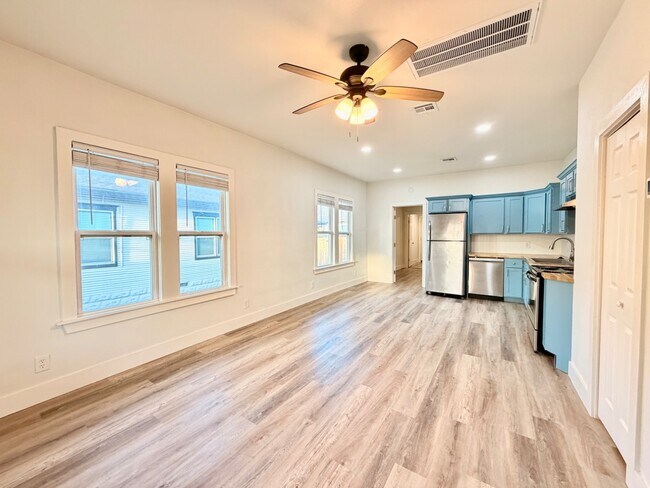 Building Photo - 1005 S Quincy Ave