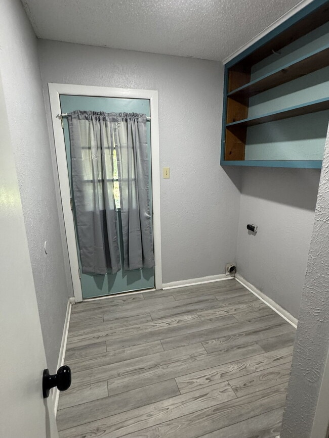 Building Photo - Excellent 3 bedroom 2 bath in great neighb...