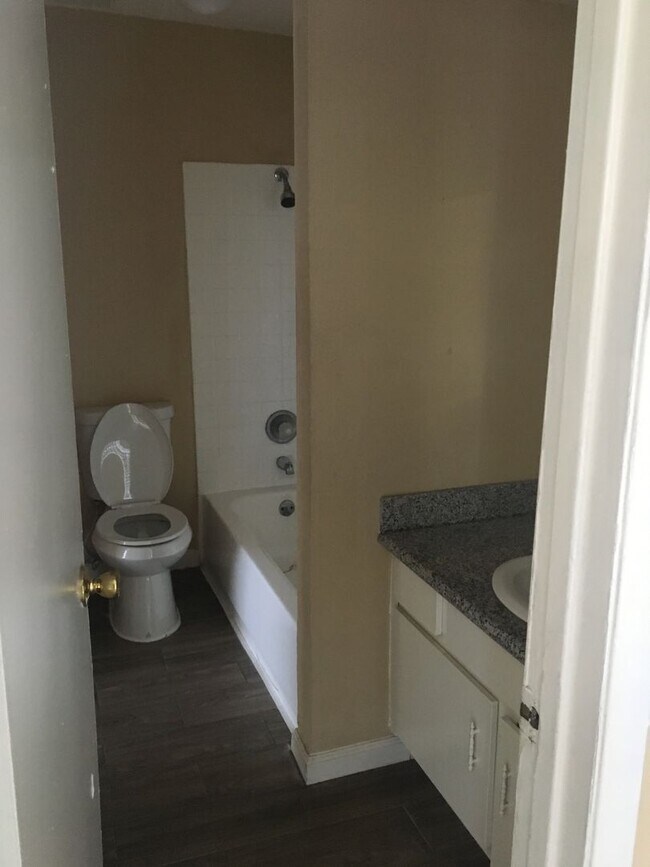 Building Photo - 2 BR 1.5 BA Two Story Townhome