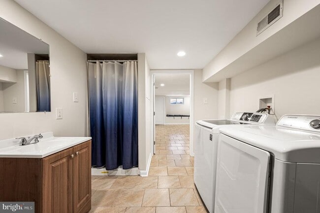 Building Photo - 2533 S Rosewood St