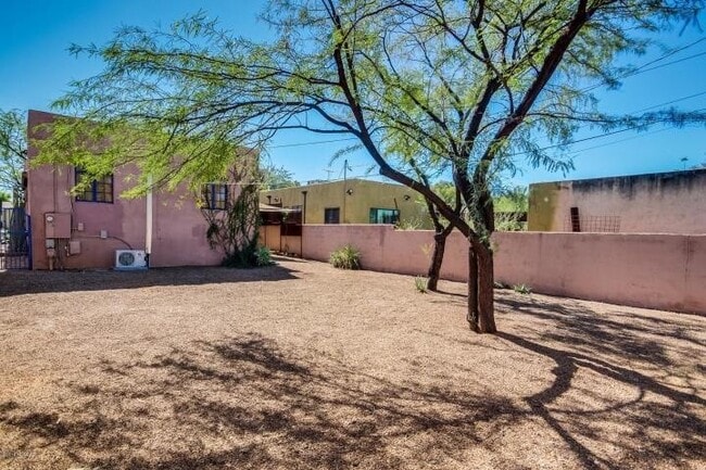 Building Photo - Pre-Lease August 2026 Adorable UofA Bungalow Updated Kitchen, A/C,  Covered Patio,  4 Blocks from...