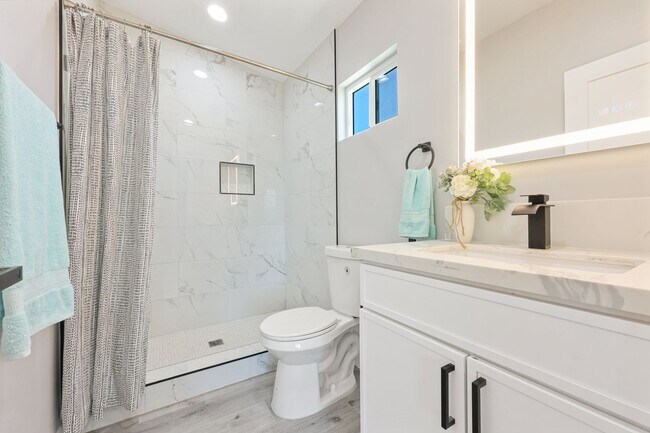 Building Photo - Brand-New & Luxe Downstairs 1-Bed/1-Bath Unit; Offering One Month Free!