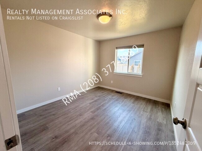 Building Photo - 6059 N Silver Spruce Ave