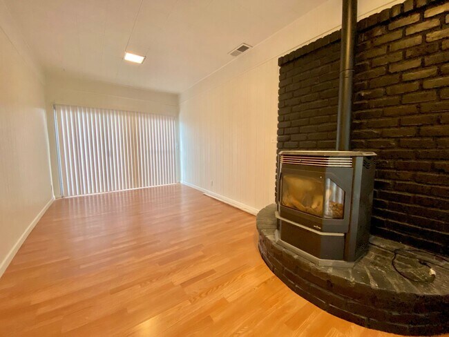 Building Photo - Recently Remodeled 3BD/2BA Southside Downtown Livermore Single-Family Home!