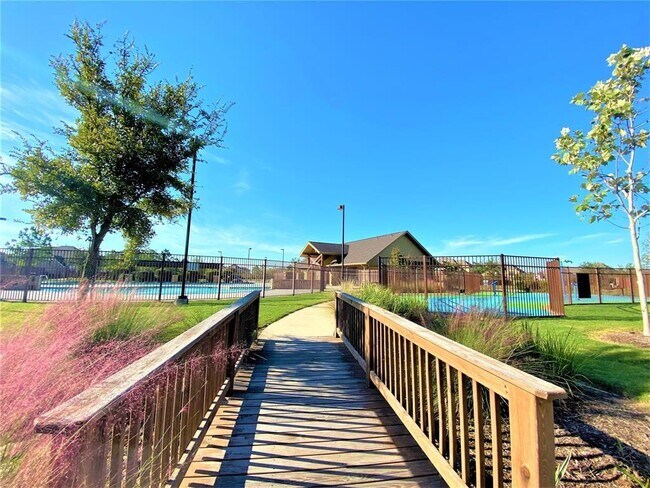 Building Photo - 9539 Summer River Dr