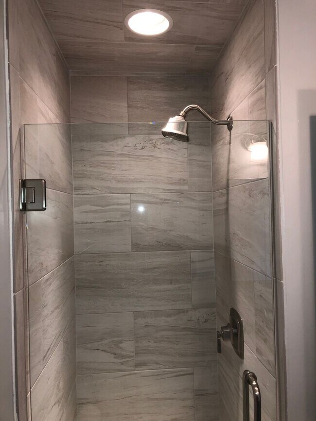 Building Photo - Charming single-level ranch home offers 4 bedrooms and 2 bathrooms in Brentwood