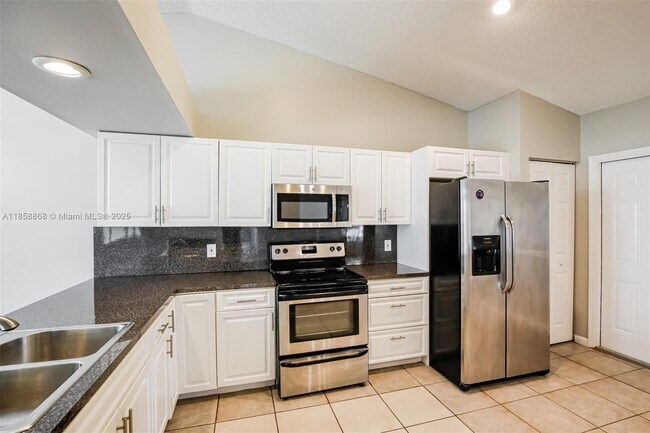 Building Photo - 899 Daffodil Dr