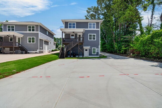 Building Photo - 1634 Crest Rd
