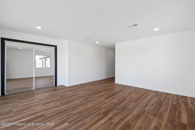 Building Photo - 203 Red Oak Dr