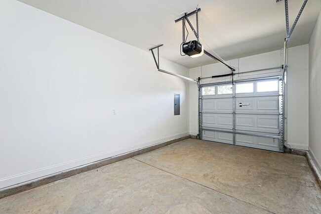Building Photo - Brand New Duet Style Townhome in Charlotte!