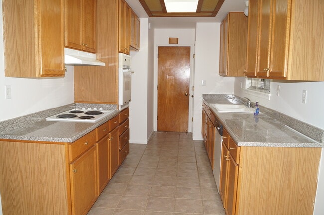 Building Photo - 1028 Sanders Dr